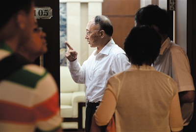 劉鵬局長走出會場。昨日的足球改革發(fā)展工作會議上，國家體育總局為中國足球“開了一扇門”。