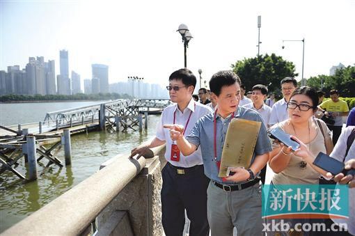 人大代表們?cè)谥榻叕F(xiàn)場(chǎng)調(diào)研。