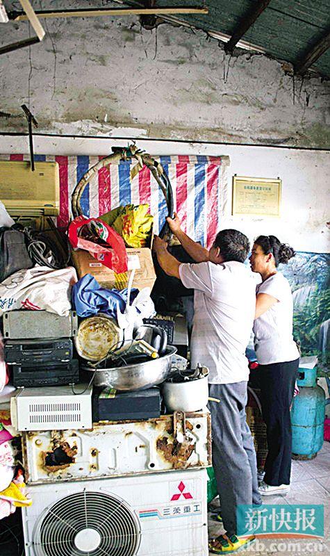 劉伯與妻子李姨在收拾剛回收的幾件小電器。