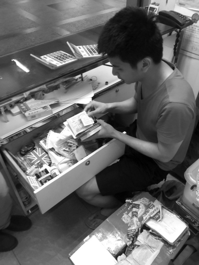 嫌疑人家的煙酒店內(nèi)暗藏地下錢(qián)莊。警方供圖