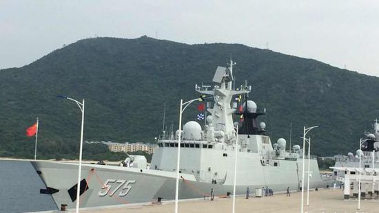 中國海軍艦艇編隊(duì)12日上午從三亞起航，參加“和平友誼-2015”中馬兩軍首次實(shí)兵聯(lián)演。
