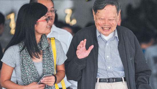 9月18日，楊振寧在合肥參觀中國科大近代物理系時(shí)接受記者采訪。記者卞世鵬/攝