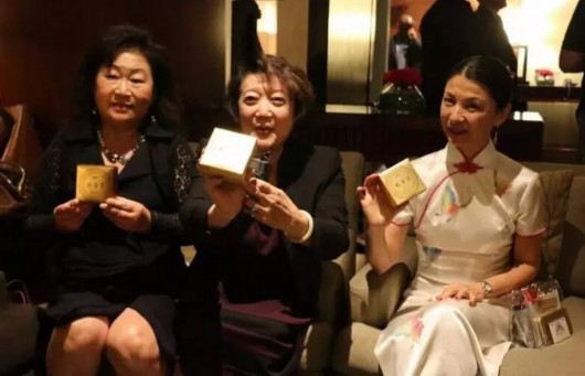 美僑界招待會(huì)贈(zèng)送月餅 美僑界招待會(huì)贈(zèng)送月餅