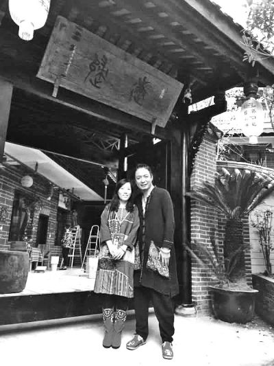 顧少強(qiáng)和丈夫在自己的客棧前合影,作為結(jié)婚照。照片由受訪者提供