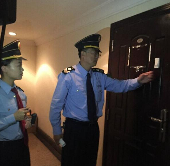 青島市衛(wèi)生監(jiān)督所的工作人員在郝愛勇診所執(zhí)法。