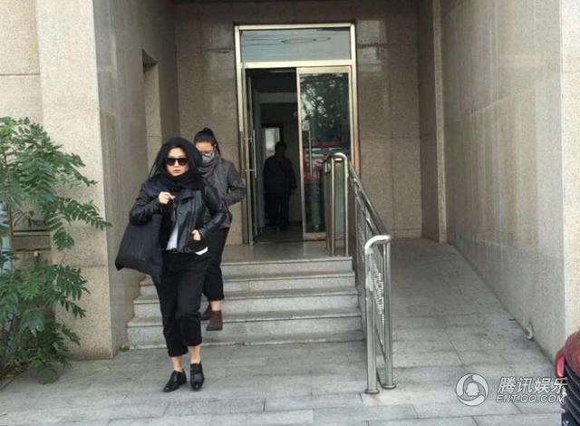 張鐵林“私生女”案開庭 承認張月系親生女兒