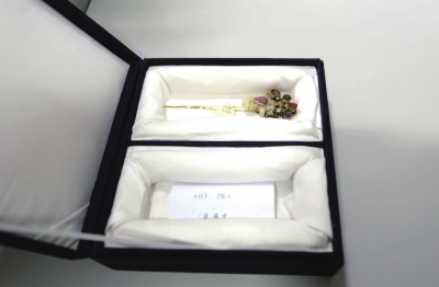 存放于匣內(nèi)的金簪華美依舊。