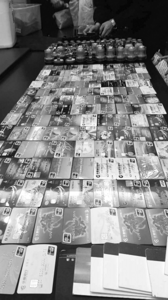 警方在行動(dòng)中繳獲的地下錢莊持有的銀行卡和手機(jī)、U盾等作案工具。