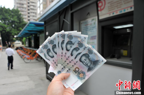 “如果是千元左右的跨行轉(zhuǎn)賬，都會(huì)先充值到支付寶，然后再轉(zhuǎn)到相應(yīng)銀行賬戶中”，肩負(fù)3000多元月供的北京白領(lǐng)小李告訴中新網(wǎng)記者，這樣操作起來方便、省時(shí)，還免去下載好幾個(gè)銀行客戶端的麻煩。