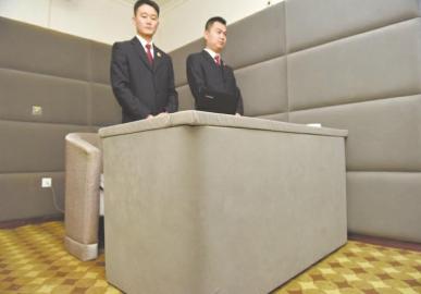 審訊室、居住室內(nèi)的桌椅板凳都進(jìn)行了軟包。