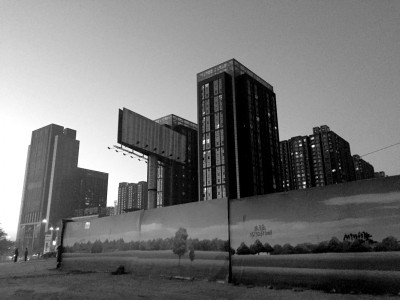 荒地西、南、北三面被2米多高的圍欄圍住。