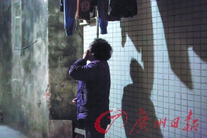 女姐在講述自己老伴幾年前在保姆的“照料”下去世的經(jīng)歷，神色悲傷。廣州日報記者陳憂子 實習(xí)生郭嘉亮攝