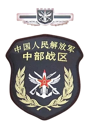 習(xí)近平將軍旗授予東部戰(zhàn)區(qū)司令員劉粵軍、政治委員鄭衛(wèi)平。
