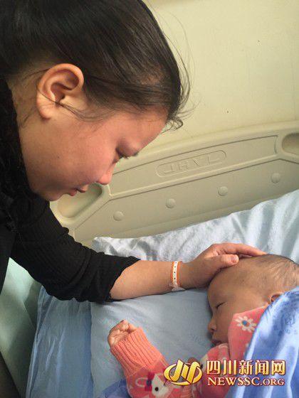 徐女士看著睡著的兒子，心里為手術(shù)費(fèi)發(fā)愁