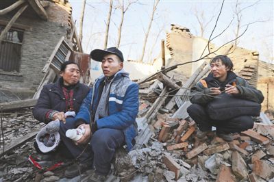 2014年1月，取保候?qū)彽乃螤幑夂透改缚粗鴼垟〉姆孔?，默默流淚