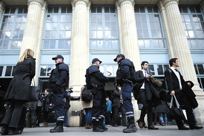 法國巴黎，警方加強(qiáng)安保工作。圖/CFP