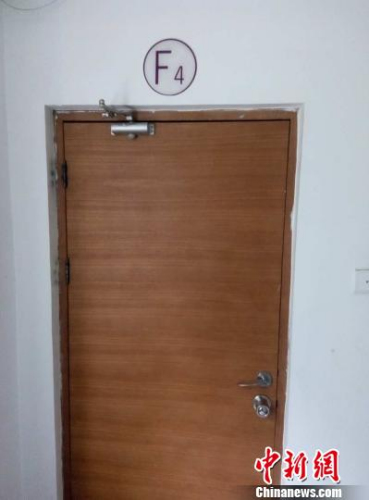 6日，事發(fā)樓層四層消防通道門(mén)被封死。呂春榮 攝