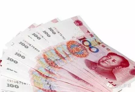 按照4月1日起上海執(zhí)行的月最低工資標(biāo)準(zhǔn)2190元計算，勞動者在5月1日當(dāng)天加班，每天的加班工資至少有302元。如果3天都加班、不調(diào)休，加班工資至少有704元。