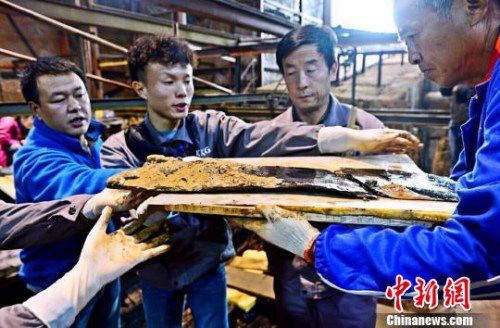 圖為南昌西漢?；韬钅怪鳂∈铱脊虐l(fā)掘現(xiàn)場出土了一組漆器“屏風(fēng)”?！」?攝