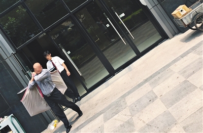 昨日11時許，新華聯(lián)國際公寓門口，一男子將電視等賭具轉移，后被警方控制