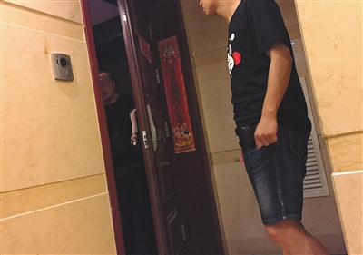 新華聯(lián)國際公寓23層，辦案民警陸續(xù)進入涉案房間