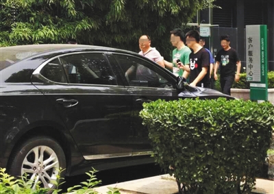 昨日下午，北京警方從新華聯(lián)國際公寓內帶出一名男子