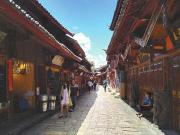 6月3日中午，麗江古城街道上游客稀少。