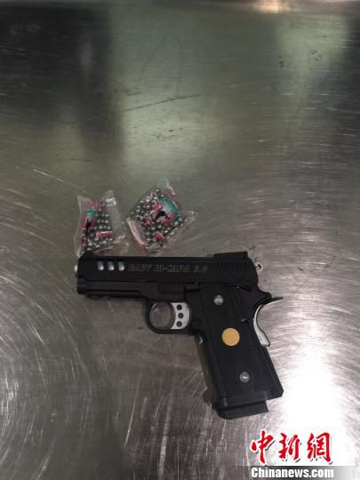 圖為查獲的空氣動(dòng)力槍和鋼珠彈。　鐘欣　攝