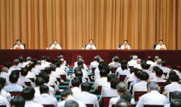 上圖為全省領(lǐng)導(dǎo)干部會(huì)議會(huì)場(chǎng)。 本報(bào)記者李聯(lián)軍攝