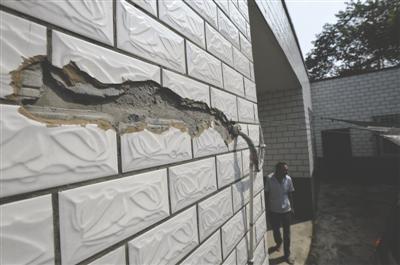 村民家被閃電擊中，墻上的瓷磚被打壞