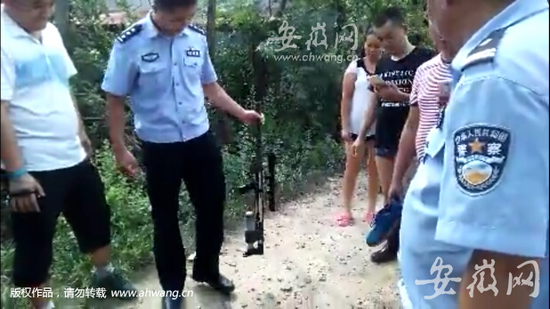 警方在案發(fā)地附近找到的槍支。