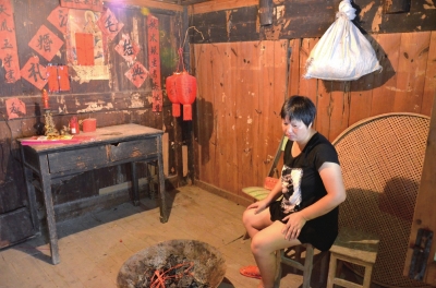 邱巧媚經常一個人坐在屋里發(fā)呆。本版圖片京華時報記者 韓林君 攝