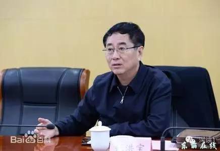 通報指出，張洪寶眼看著幾年前還不知名的個體老板搖身一變成為大企業(yè)家，心里既艷羨又發(fā)酸，滋生了“我為他們贏得了好的發(fā)展機遇，收些款物就權(quán)當(dāng)是對我這些年辛勤工作的一種補償”的念頭。于是他開始熱衷于與身邊的企業(yè)老板拉拉扯扯、勾肩搭背，剛開始只是幾頓飯、幾張卡，日積月累，越陷越深，不給錢不辦事，給了錢才辦事，在東麗人稱