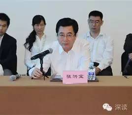 在天津紀(jì)委對王富強的通報中指出，王富強從“聽黨的話，永遠跟黨走，做讓黨放心的人”這一初心出發(fā)，吃過苦、流過汗，曾為天津港保稅區(qū)的建設(shè)和發(fā)展、為天津市招商引資工作作出過貢獻。貢獻被認(rèn)可、贊譽，其驕傲自滿情緒漸生，覺得