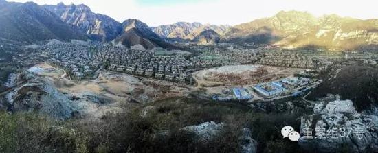河北淶水“青青小鎮(zhèn)”1-6期全景圖，上百棟別墅組成的別墅群依山而建。部分山體被炸平，準(zhǔn)備建起聯(lián)排雙拼別墅。    新京報(bào)記者 大路 攝