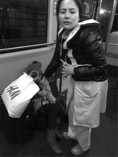 事發(fā)后，一名女乘客（左）受傷。