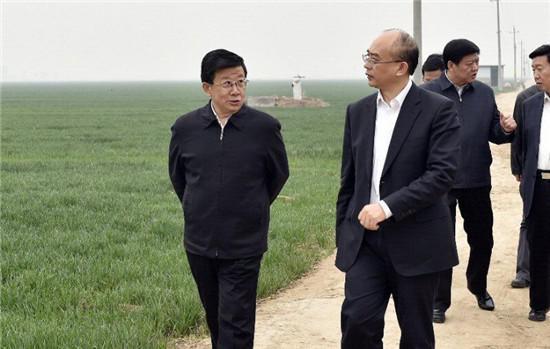 4月3日至4日，河北省委書記、省人大常委會(huì)主任趙克志，省委副書記、省政府黨組書記許勤在雄安新區(qū)調(diào)研。這是趙克志、許勤4日實(shí)地察看雄安新區(qū)核心區(qū)概貌。 圖片來(lái)源：河北新聞網(wǎng)