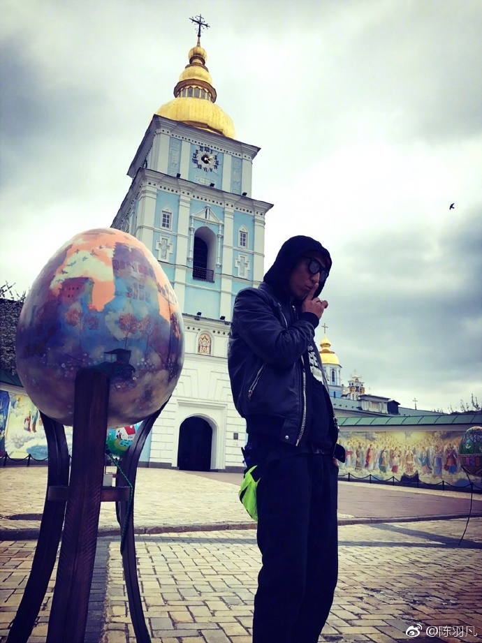 陳羽凡微博曬照，照片中做出閉嘴的手勢