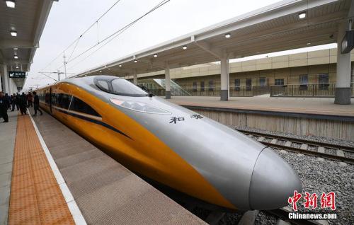 資料圖：2017年3月21日，新型CRH380AJ--0203動車組列車“黃醫(yī)生”從蘭州西車站高速場上線，開始檢測寶蘭客專蘭州西站至東岔站間334公里高鐵行車設(shè)備，寶蘭客專（蘭州局管段）聯(lián)調(diào)聯(lián)試正式啟動。楊艷敏 攝