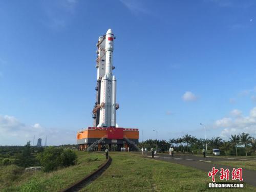 4月17日7時30分，承載著長征七號遙二運載火箭與天舟一號貨運飛船組合體的活動發(fā)射平臺，垂直轉(zhuǎn)運至發(fā)射區(qū)，標(biāo)志著“天舟一號”飛行任務(wù)正式進入發(fā)射階段。閆寧 攝