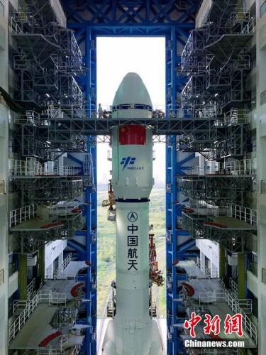 垂直轉(zhuǎn)運的順利完成，標(biāo)志著“天舟一號”飛行任務(wù)正式進入發(fā)射階段。張文軍 攝