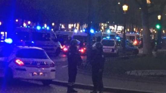 據(jù)英國廣播公司（BBC）消息，巴黎警方稱，巴黎中部發(fā)生槍擊事件，一名警察死亡，另一名受傷。