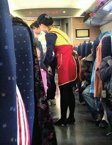 高鐵盒飯價(jià)格過(guò)高問(wèn)題，近年來(lái)已成為社會(huì)熱點(diǎn)話題。高鐵盒飯價(jià)格緣何居高不下呢？究竟是盒飯企業(yè)壟斷化經(jīng)營(yíng)，還是盒飯的成本高？這都需要高鐵相關(guān)部門公開(kāi)透明，算出明細(xì)賬。