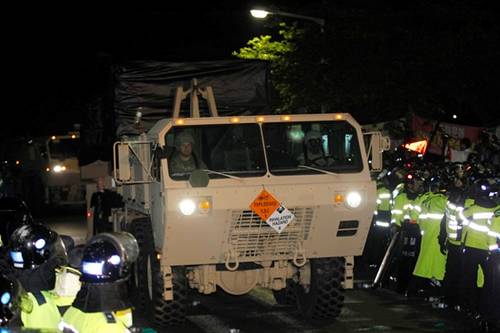 在1000多名警察的護(hù)衛(wèi)下，薩德系統(tǒng)被運(yùn)到星州的高爾夫球場(chǎng)圖據(jù)網(wǎng)絡(luò)