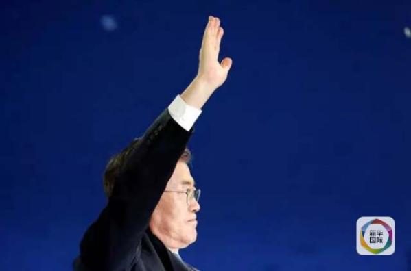 目前民調(diào)領(lǐng)先的共同民主黨候選人文在寅方面當(dāng)天上午表示，強(qiáng)行在星州部署“薩德”的做法“無視國民意愿和程序”，實(shí)際上切斷了下屆政府針對“薩德”相關(guān)政策的判斷余地。