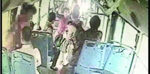 女司機(jī)路見(jiàn)不平一聲吼，小女孩方才脫身 視頻截圖