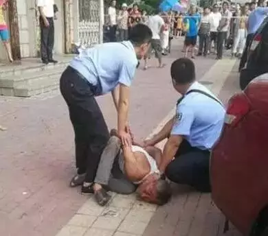 七旬老翁鬧市持刀殺死老同學因幾千元欠了多年?