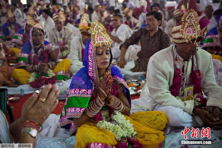 當(dāng)?shù)貢r間2014年6月15日,印度新德里,印度政府為數(shù)百對貧困新人舉辦集體婚禮。