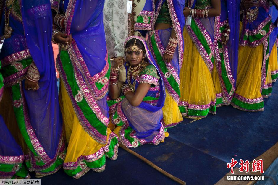 當(dāng)?shù)貢r間2014年6月15日,印度新德里,印度政府為數(shù)百對貧困新人舉辦集體婚禮。