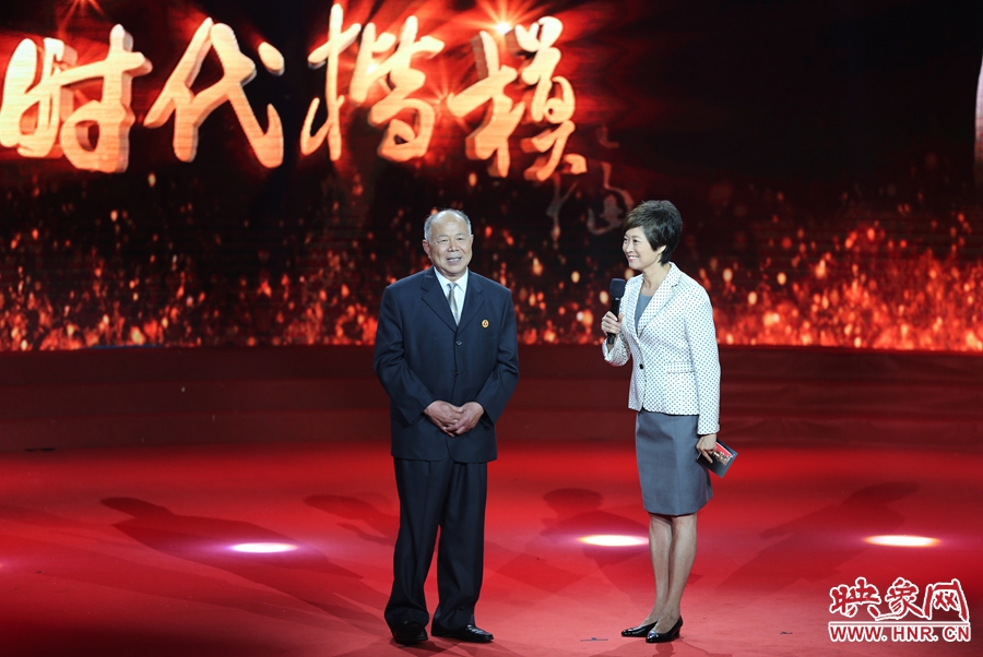 河南鄧州“編外雷鋒團”團長，在“時代楷?！卑l(fā)布廳接受敬一丹訪問。